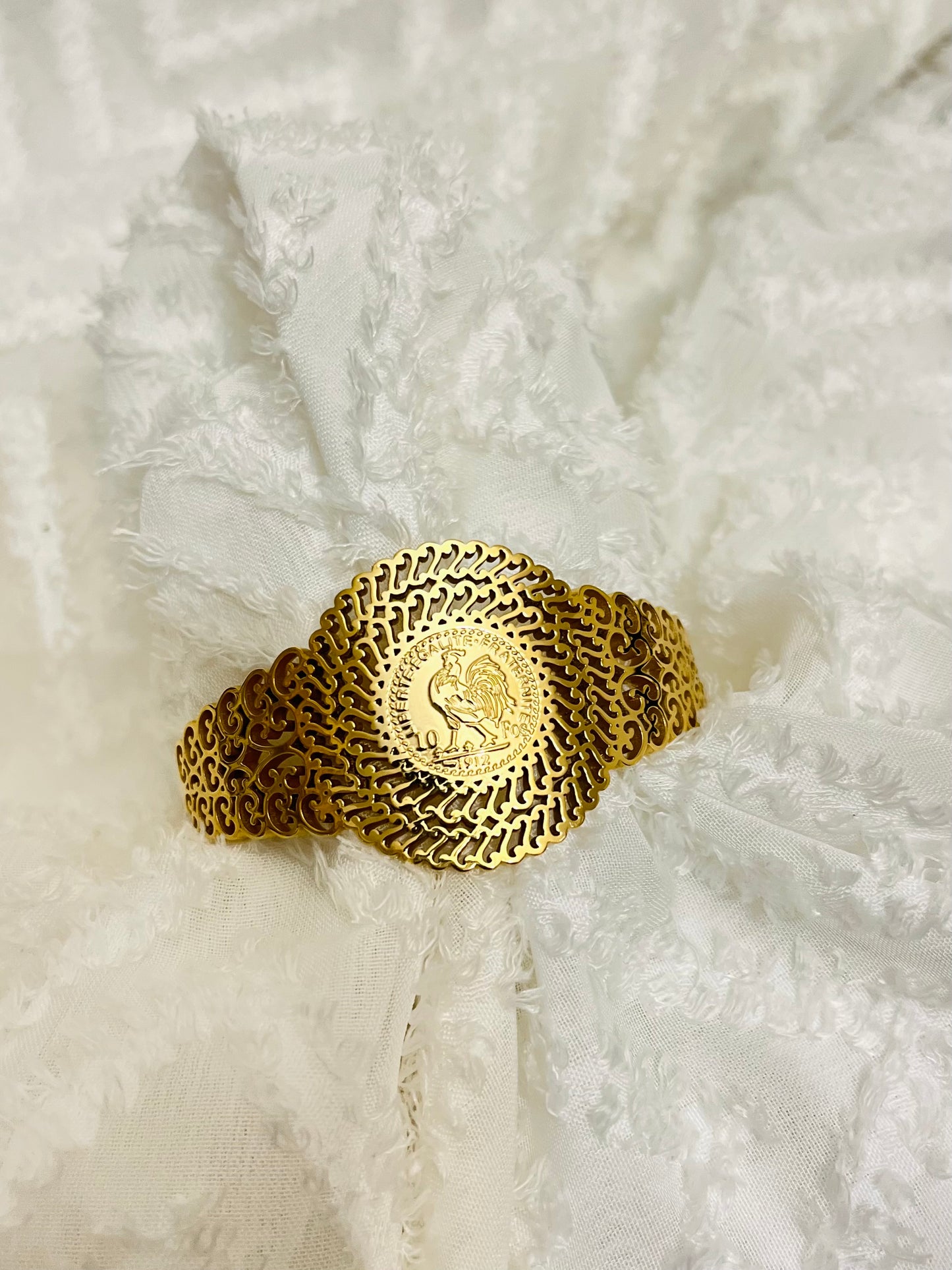 BRACELET