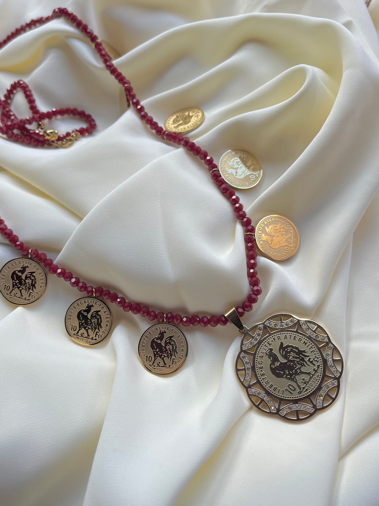 Collier long (setoir) à perles rouges