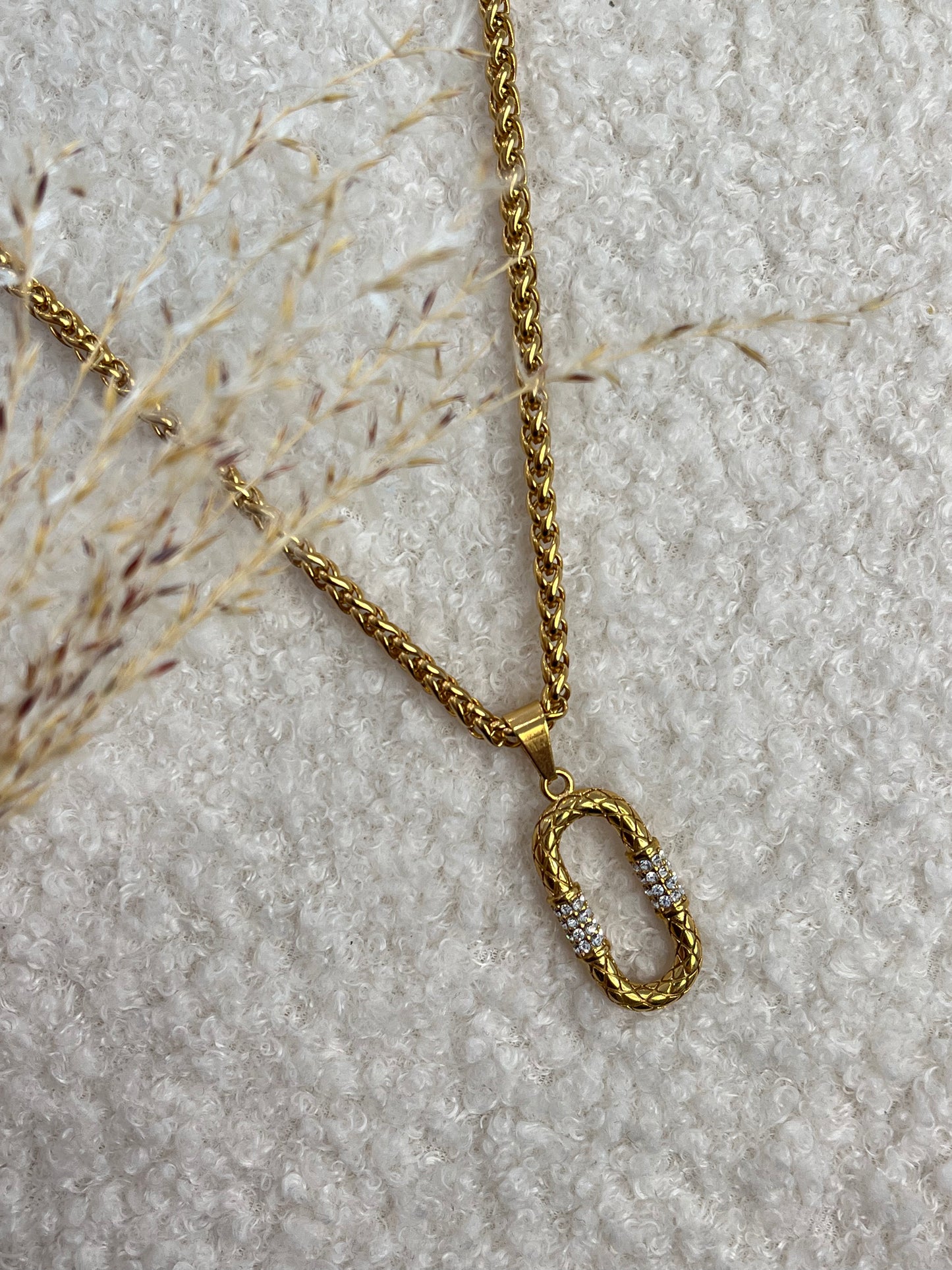 Collier R